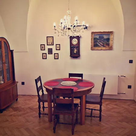 Na Trojmezí, Leopold Apartamento