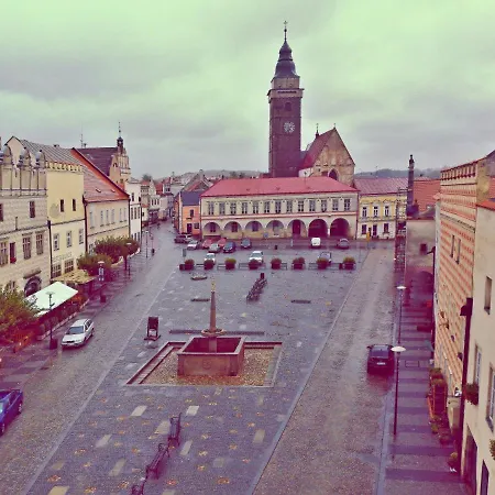 Na Trojmezí, Leopold Apartamento