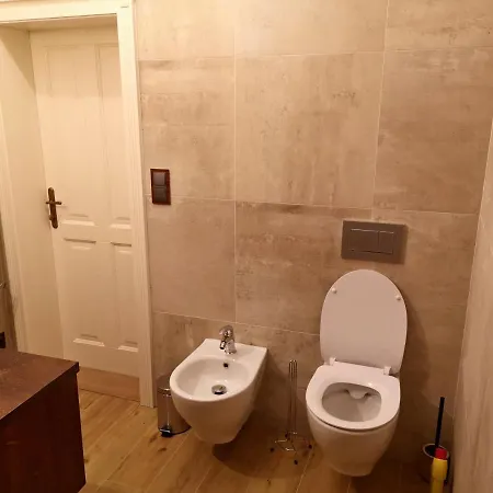 Na Trojmezí, Leopold Apartamento
