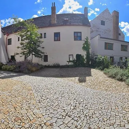 Apartman Na Trojmezi, Leopold Slavonice